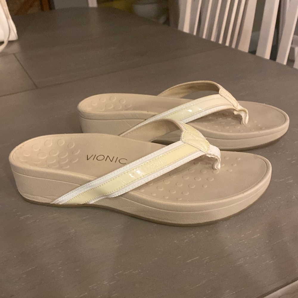 Vionic High Tide sandals with arch support and contoured heel.